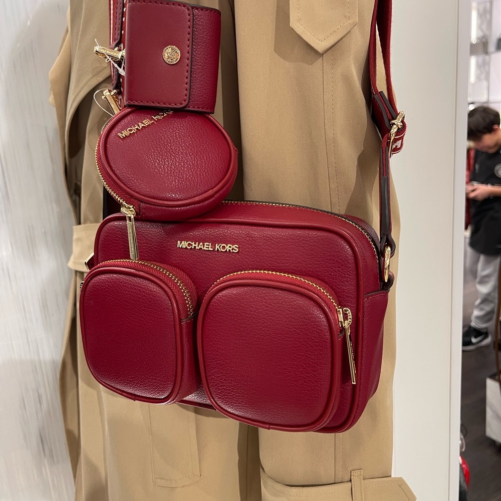 Michael Kors Jet Set Md Leather Crossbody Bag Case for Apple Airpods Pro®
Cherry - Picture 8 of 16